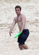 Fotos Josh Hutcherson divirtiéndose en las playas de Hawaii Real or not real News
