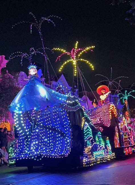 best viewing of the main street electrical parade at disneyland