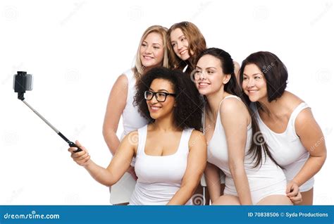 Groupe De Femmes Heureuses Prenant Le Selfie Par Smartphoone Photo Stock Image Du Perte