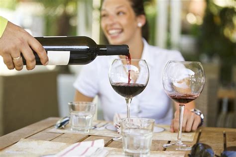 Cómo ser un buen anfitrión y servir correctamente el vino