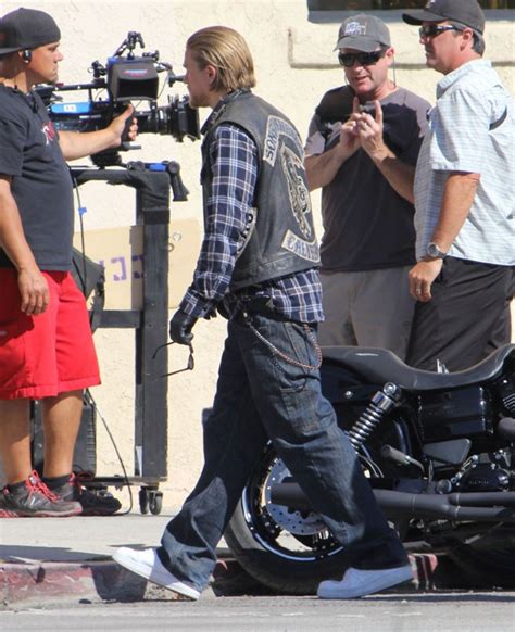 Charlie Hunnam On The Set Of Sons Of Anarchy Season 6