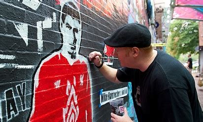 Liverpool football club graffiti arte de la pared que celebra la quinta victoria en la copa de europa en estambul. Stevie G's a work of art - Liverpool FC