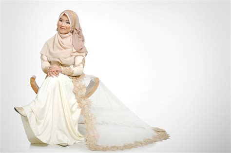 Warna putih adalah warna yang seringkali dijadikan pilihan. 8 Inspirasi Jilbab Syar'i Untukmu, Calon Pengantin Yang ...