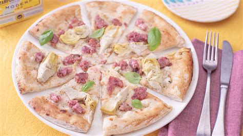 La pizza carciofi e cotto è una delle più apprezzate in assoluto….impasto lievitato per aggiungere la mozzarella fatta a cubetti, i carciofi sott'olio, il prosciutto cotto fatto a pezzetti , cuocere in forno. Ricetta della pizza con Zampone Modena IGP e carciofi