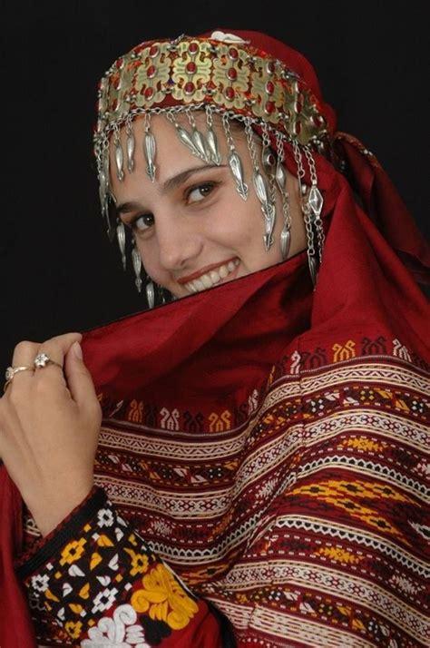 The Turkmen Woman With Traditional Coverage Egyn E Ikli A Seply T S T Rkmen Gelin