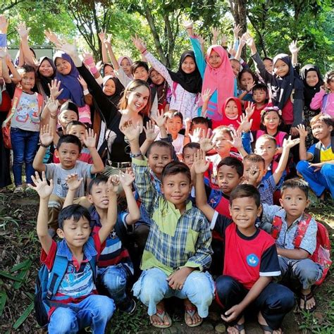 10 Potret Cinta Laura Bersama Anak Anak Di Pelosok Dermawan