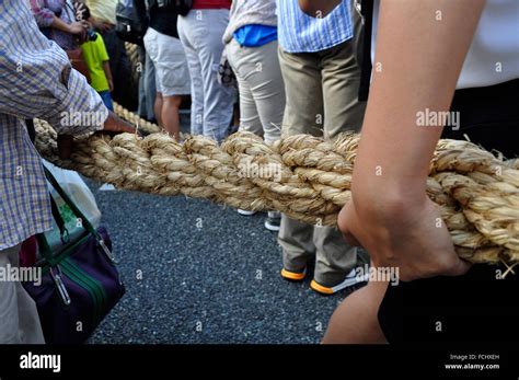 People Pulling Biggest Rope Hi Res Stock Photography And Images Alamy