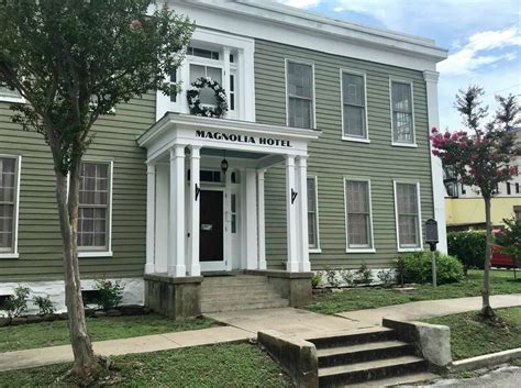 History Is A Haunting Presence At Seguins Magnolia Hotel