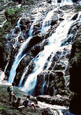 Dikelilingi ratusan pulau kecil dengan tumbuhan subur hutan hujan tropika sambil menyaksikan pemandangan air tasik kehijauan, suasana mendamaikan sebegitu antara terapi terbaik untuk menikmati. Terengganu - State And Attractions