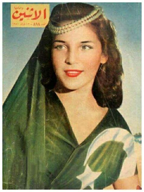 فتاة جميلة على غلاف مجلة الاثنين و الدنيا ترتدي علم المملكة المصرية