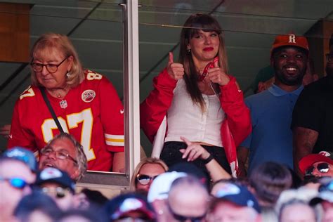 Theres No Bad Blood Between Nfl Fans And Taylor Swift After Kansas