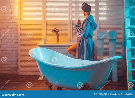 wunsch und verführung massage und badekurortsalonkonzept nackte die geht dusche zu nehmen