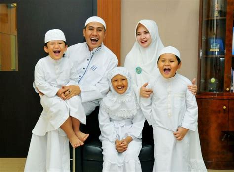 Agen adalah perusahaan atau lembaga yang bertindak sebagai perantara untuk dan atas nama prinsipal (perorangan atau badan usaha yang berbentuk badan hukum) berdasarkan. Agen Sosialisasi Pada Tahap Awal Pembentukan Kepribadian ...