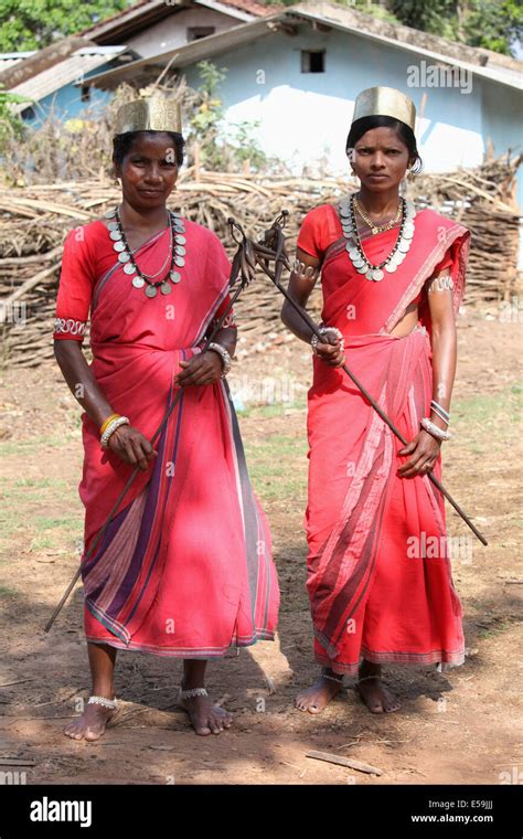 Tribal Woman Dancers In Traditional Outfits Bison Horn Maria Tribe Datalpara Gamawada