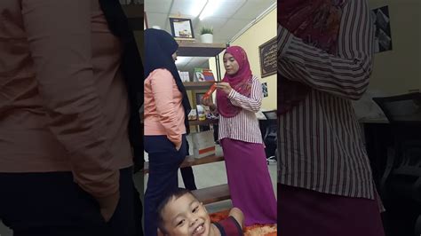Kasihnya ayah sanggupkah berpisah dan kasih anaknya berkorban nyawa. Jauh dtg cari penawar anak, kasihnya Ibu Membawa ke syurga ...