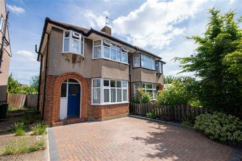 Property In Hill Road Pinner Middlesex Ha5 1le