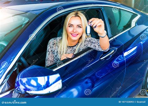 Conductor Feliz De La Mujer Que Lleva A Cabo Llaves Autos En Su Coche