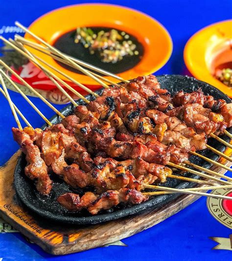 Sate daging dan jerohan sapi yang sudah berbumbu, kemudian disiram dengan saus kental berwarna kuning atau jingga 2. Resep Sate Kambing Tegal Asli untuk Lebaran