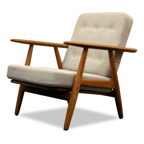 In every design, he places the highest demands on comfort and ergonomics. Vintage Hans J. Wegner 'Cigar' oak lounge chair | #97532