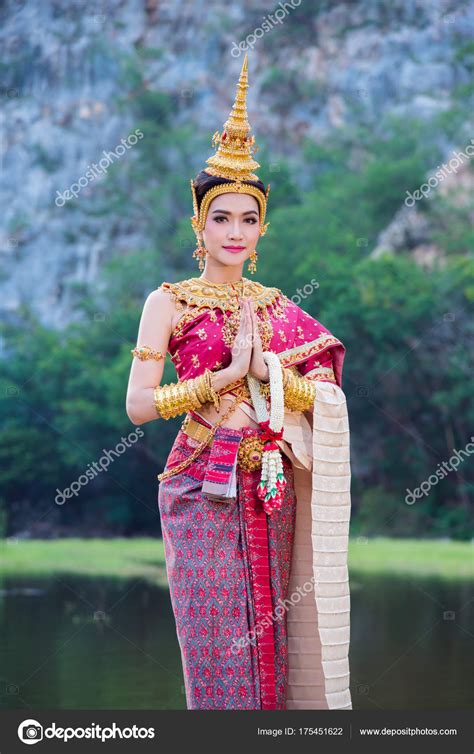 Geleneksel Tay elbiseli güzel Asyalı kadın Stok Foto parinyabinsuk