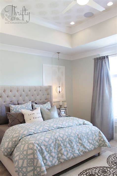 Set upon a concrete accent wall, teardrop wall icons. 20 Beautiful Blue And Gray Bedroom Designs | Interior God