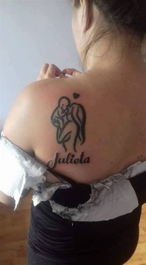 Una silueta del padre tomando al hijo en brazos, mirando. Pin en Hijos | Tatuajes