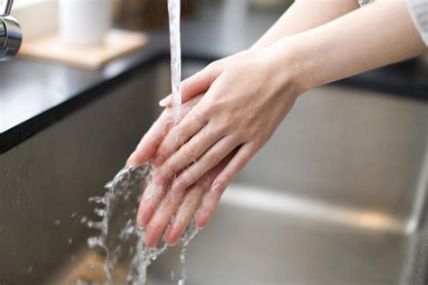 This Is The Most Hygienic Way To Dry Your Hands Reader S Digest