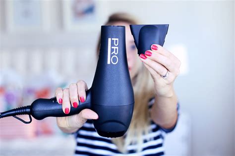 This is the hair styled with only the blow dryer and round brush, no flat irons or. How to: Blow Dry your Hair with a Round Brush - Twist Me ...