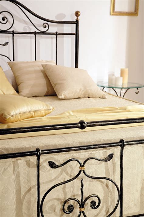 Possono essere usate come sedute in salotto o in corridoio, oppure come punto di la panchetta fondo letto della collezione today di ferretti e ferretti ha il frontalino e i piedini realizzati in frassino laccato bianco; Letto matrimoniale Minerva interamente in ferro battuto