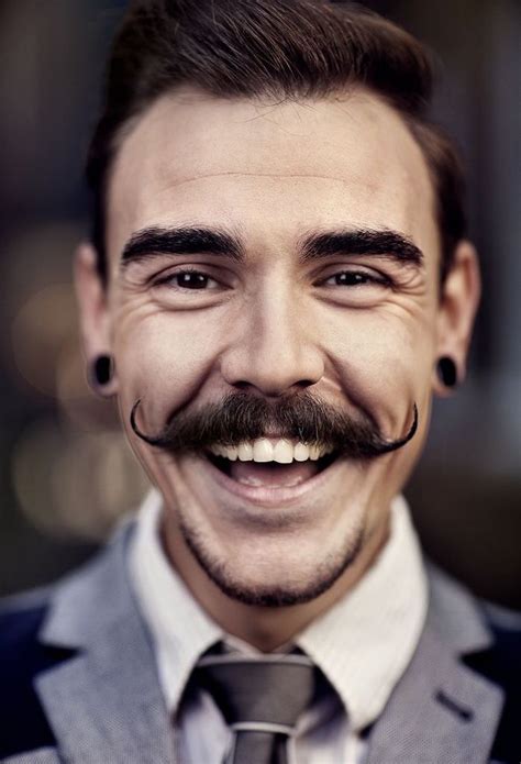 La Moustache Homme En 2021 Elle Vous Ira Au Poil Mustache Styles Moustache Style
