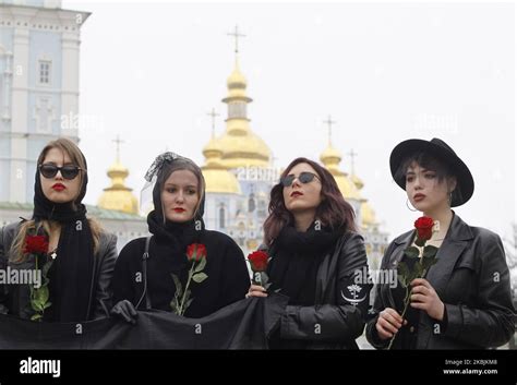 Activistas Vestidos De Negro Que Se Oponen Al Feminismo Realizan Un