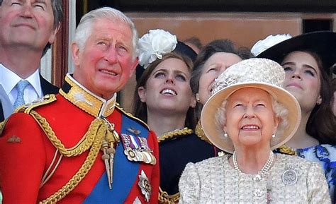 La Reina de Inglaterra estaría preparando su abdicación al trono