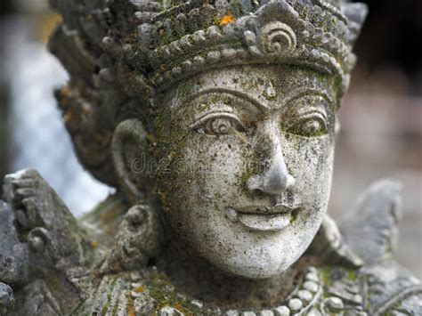 Estatua De Piedra De Una Diosa En Un Templo En Bali Indonesia Imagen