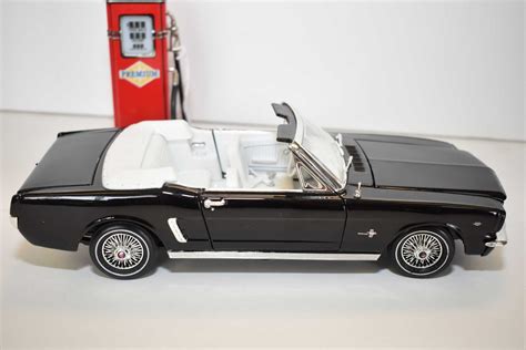 Die Cast 118th Scale 1964 And A Half Mustang Convertible With Opening