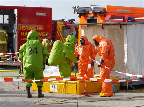 Gruppe der erste termin zum tragen von chemikalienschutzanzügen (kurz: CSA-Trupp am Dekontaminationsplatz | 2015-03-09 ...