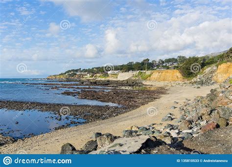 Spiaggia Sabbiosa E Scogliere Erose Sulla Linea Costiera Delloceano
