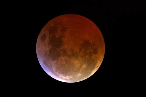 It loses its usual full moon brightness (this is the best time ever to take a photo of the full moon). Total måneformørkelse on 27/28. september 2015 - Hvor og ...