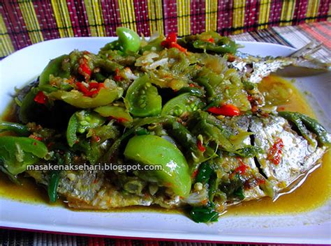 Ini rahasia resep membuat pasmol ikan mujair yang enak dan lezat. Resep Ikan Kembung Pedas Sambal Ijo