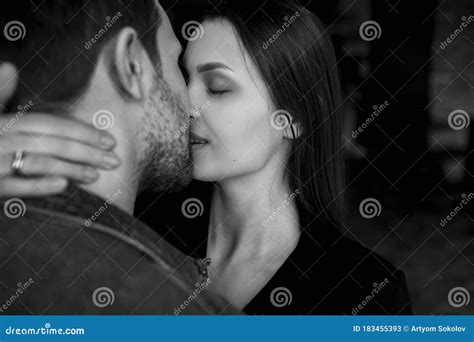 Foto En Blanco Y Negro De Una Mujer Besando A Su Hombre Imagen De