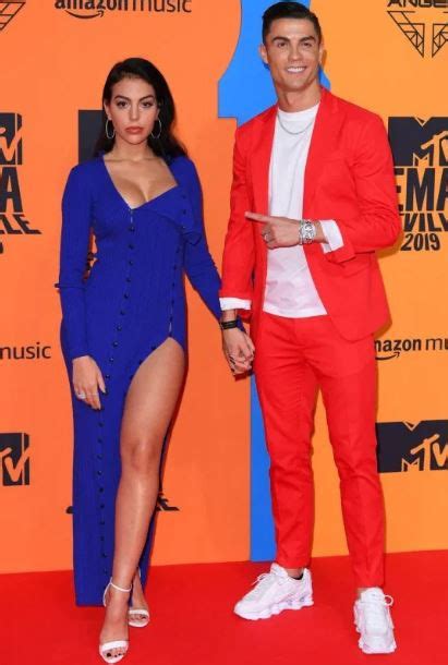 Cristiano ronaldo does not have a wife, but he is in a relationship with russian model, irina shayk! Ronaldo gets handsy with girlfriend's butt at 2019 MTV ...