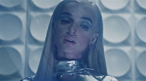 Poppy Fill The Crown Official Music Video Im Poppy That Poppy Youtube Videos Music Music