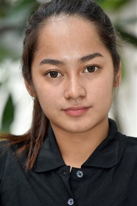 posera filipina teen girl arkivfoto bild av förmaning 135675266