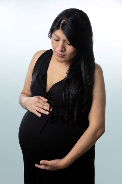 Mujer Latina Embarazada En Vestido Negro Con Vientre Foto Premium