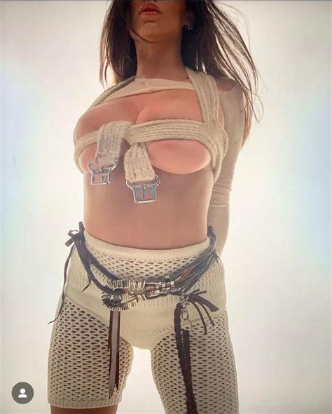 Bianca Censori montre ses seins nus dans un catsuit racé Photos