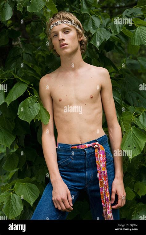 Nackter Oberkörper Junge Stand Gegen Grüne Blätter Porträt Stockfotografie Alamy