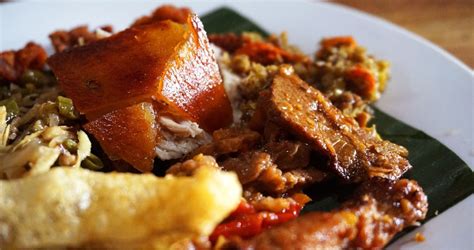 Selain babi, tum ini juga bisa menggunakan dengan daging ayam atau ikan. Ketahui 10+ Makanan Khas Bali, Terbaru!