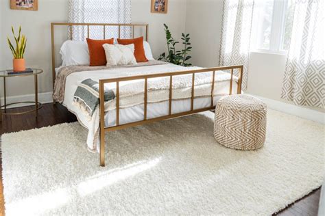 The premier silver coin rug is the new modern, with a touch of vintage charm. Bedroom Rugs Dubai | Get Best Rugs For Your Bedroom In UAE