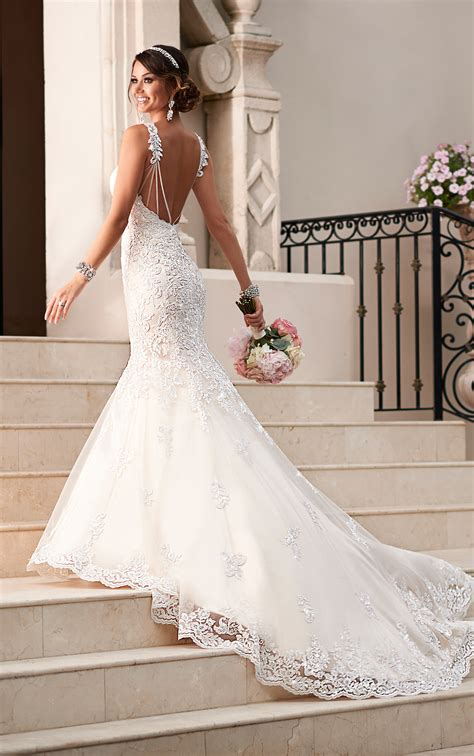12 Beautiful Backless Wedding Dresses And Gowns