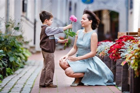 Little Boy Giving Flower To His Mom — Stock Photo © Levranii 40461915