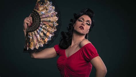 Drag Queen Rita Von Hunty Posa Para Ensaio Retrô Da Marca Bruna Pepper Universo Retrô